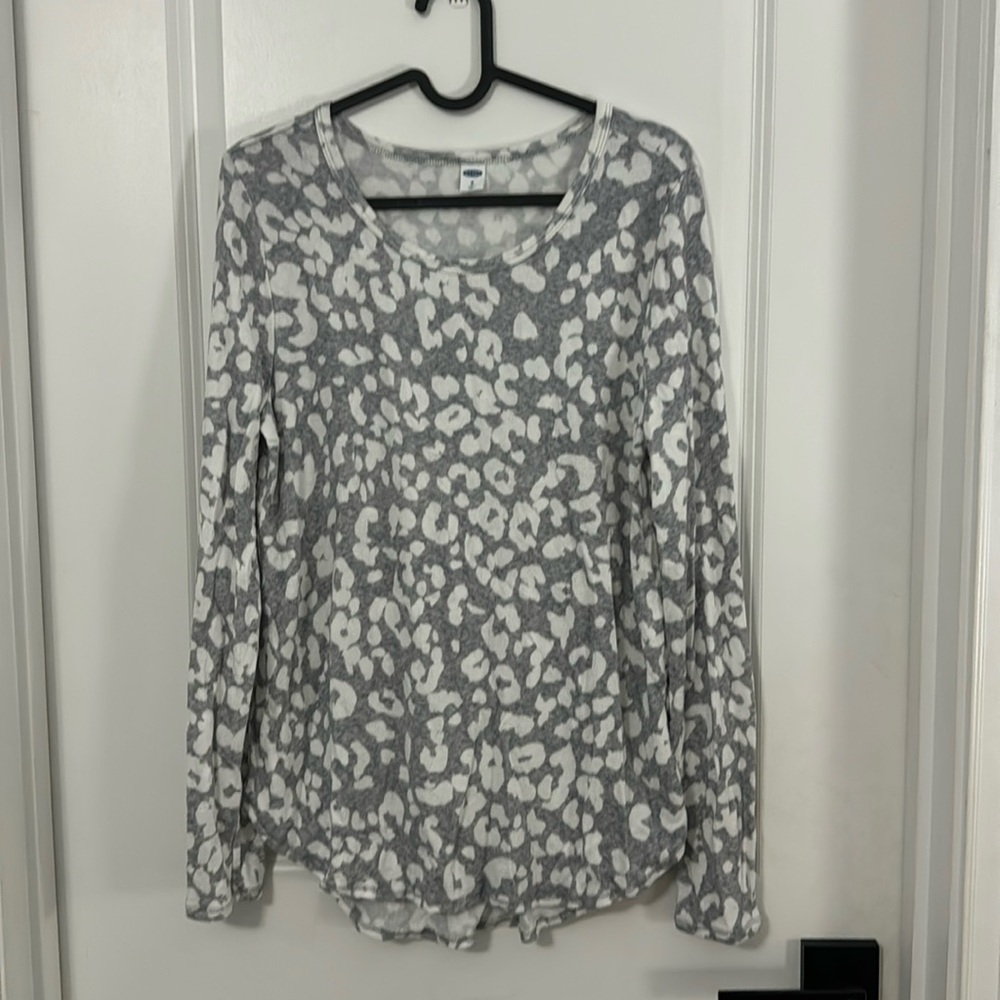 Gray leopard sweater like tee